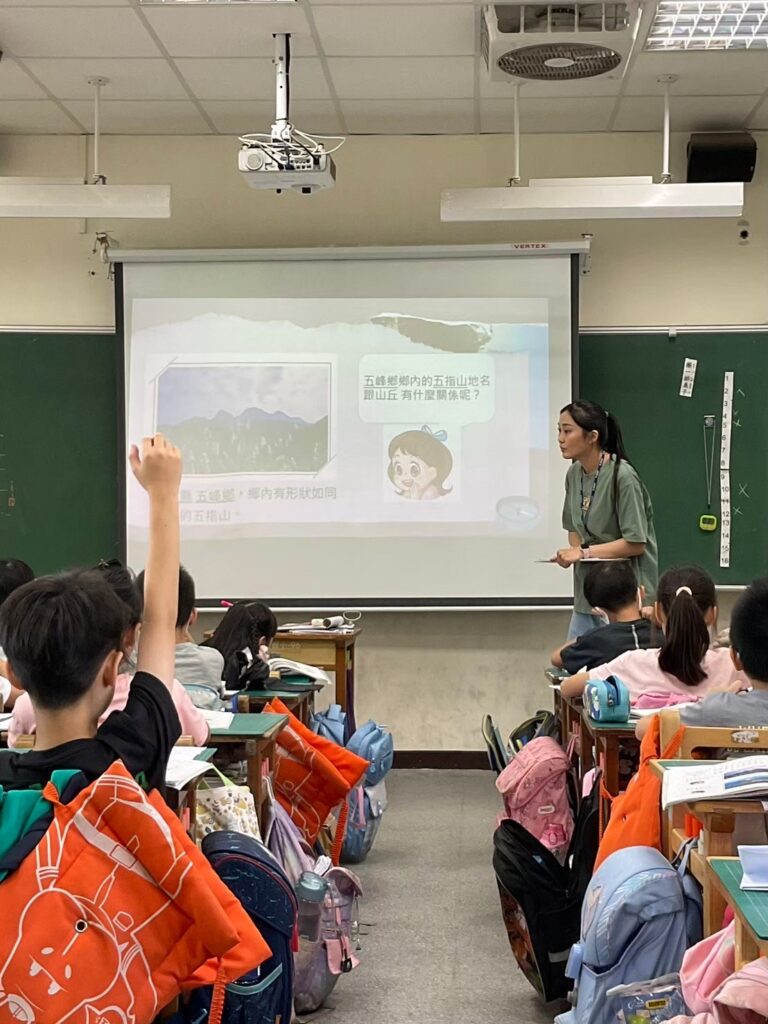 IMG_9528 蔡孟宸老師與學生在課堂上的互動